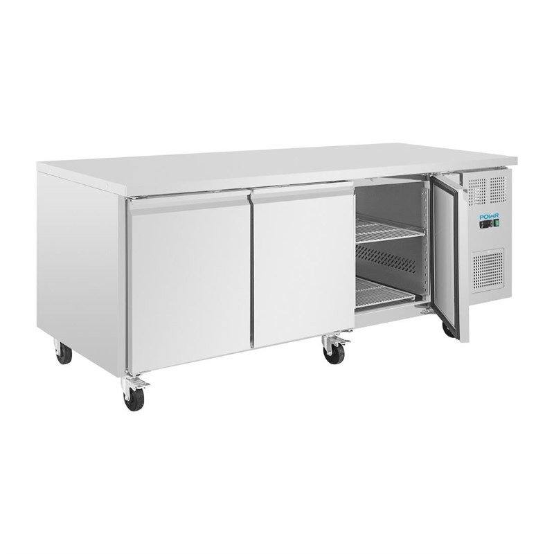 Table de travail et mur froid en inox professionnel avec porte et étagères, sur roulettes. Cuisine en inox professionnelle idéale pour hygiène HACCP.